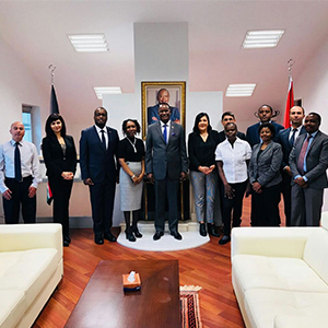 --Büyükelçi Kiema Kilonzo ve Kenya Ankara Büyükelçiliği üyeleri